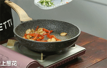 【虾仁肠粉】加入葱花