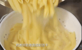 【鸡肉蘑菇笔尖面】放入笔尖意面