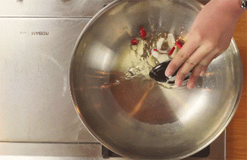 【炒肥牛】爆香葱、蒜、小米椒