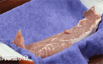 【梅酱蜜汁叉烧】猪肉擦干