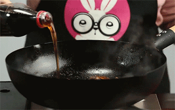 【美味可乐鸡翅】倒入可乐