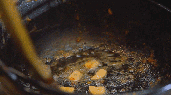 【土豆炖西红柿】爆香蒜