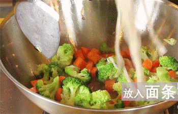【缤纷素炒面】放面条和酱汁
