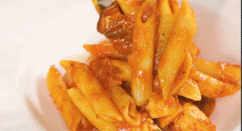 【鸡肉蘑菇笔尖面】装盘