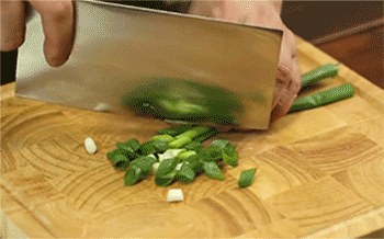 【培根焖春笋】切葱花