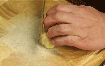 【姜醋猪脚蛋】姜切片