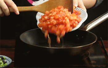 【番茄鲜虾海参盅】加入番茄