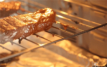 【梅酱蜜汁叉烧】猪肉放入烤箱