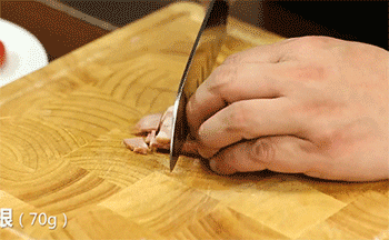 【培根炒通心粉】培根切丁