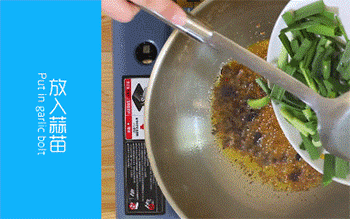 【土豆炖排骨】放入蒜苗