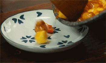 【菠萝咕咾肉】装盘