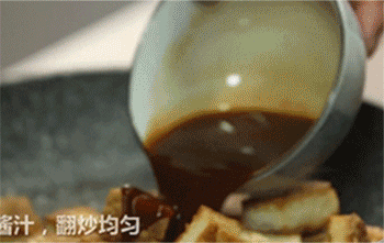 【糖醋脆皮豆腐】倒入酱料