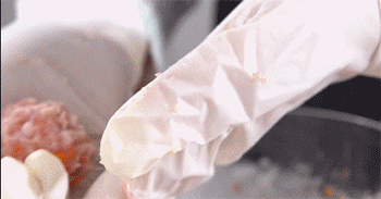 【鲜山药蒸肉丸】搓丸子