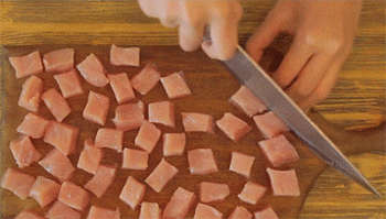 【菠萝香咕肉】切肉块