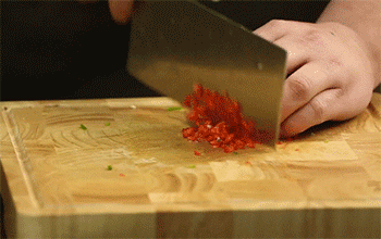 【鲜肉藕夹】红椒切末