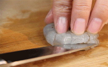 【芦笋圣女果炒虾仁】去虾线