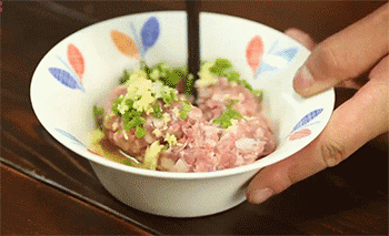 【虎皮椒酿肉】搅拌腌制