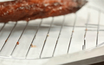 【梅酱蜜汁叉烧】取出烤肉