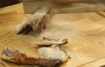 【鸭血粉丝汤】鸭架切块