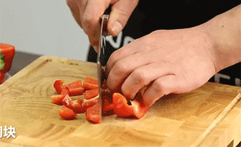 【培根披萨】红椒切块