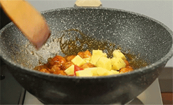 【菠萝咕咾肉】加入菠萝、红椒