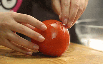 【番茄鲜虾海参盅】番茄去皮