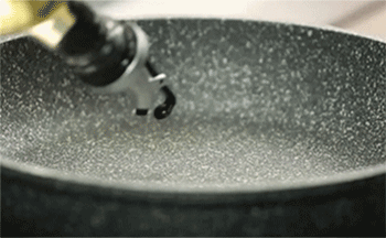 【糖醋脆皮豆腐】热锅起油