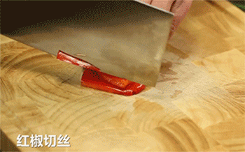 【虾仁肠粉】红椒切丝