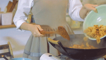 【菠萝香咕肉】放入炸好的肉