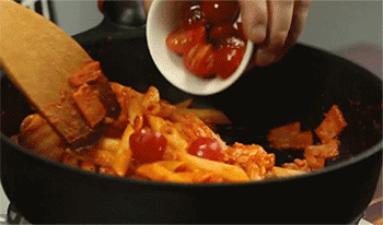 【培根炒通心粉】加入圣女果