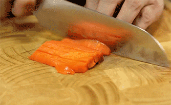 【红酒烩牛肉】胡萝卜切条