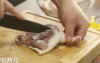 【香酥鸭腿】鸭腿背划刀