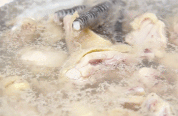 【特色辣子鸡】鸡肉焯水