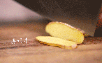 【陈皮乌鸡盅】切姜片