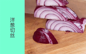 【韩式时蔬炒粉丝】切洋葱、香菇、木耳