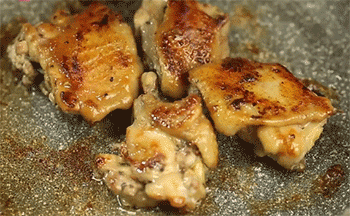 【黑椒汁煎鸡排】加入红酒