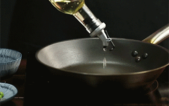 【番茄鲜虾海参盅】热锅起油