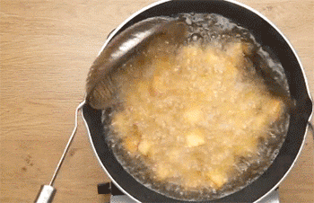 【可乐豆腐】豆腐起锅沥油