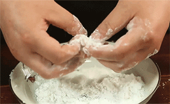 【菠萝咕咾肉】肉裹面粉