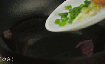 【培根焖春笋】爆香