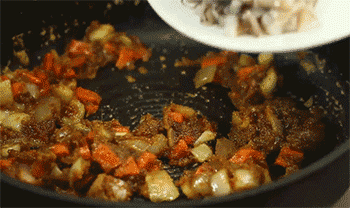 【海鲜咖喱炒饭】加入海鲜