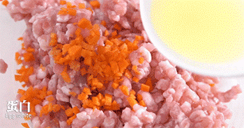 【鲜山药蒸肉丸】放作料