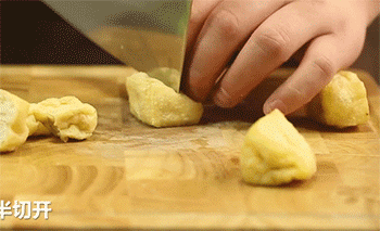 【鸭血粉丝汤】豆腐果切开