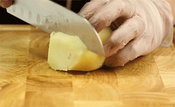 【土豆培根浓汤】土豆切碎