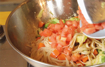 【缤纷素炒面】放西红柿丁