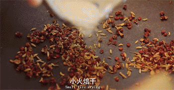 【炸海鲜菇】倒入白芝麻