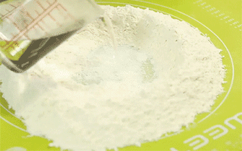 【老北京鸡肉卷】面粉加水