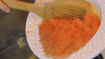 【土豆炖西红柿】放入西红柿煮