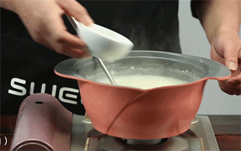 【美龄粥】倒入冰糖