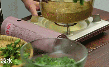 【荠菜春卷】捞出荠菜